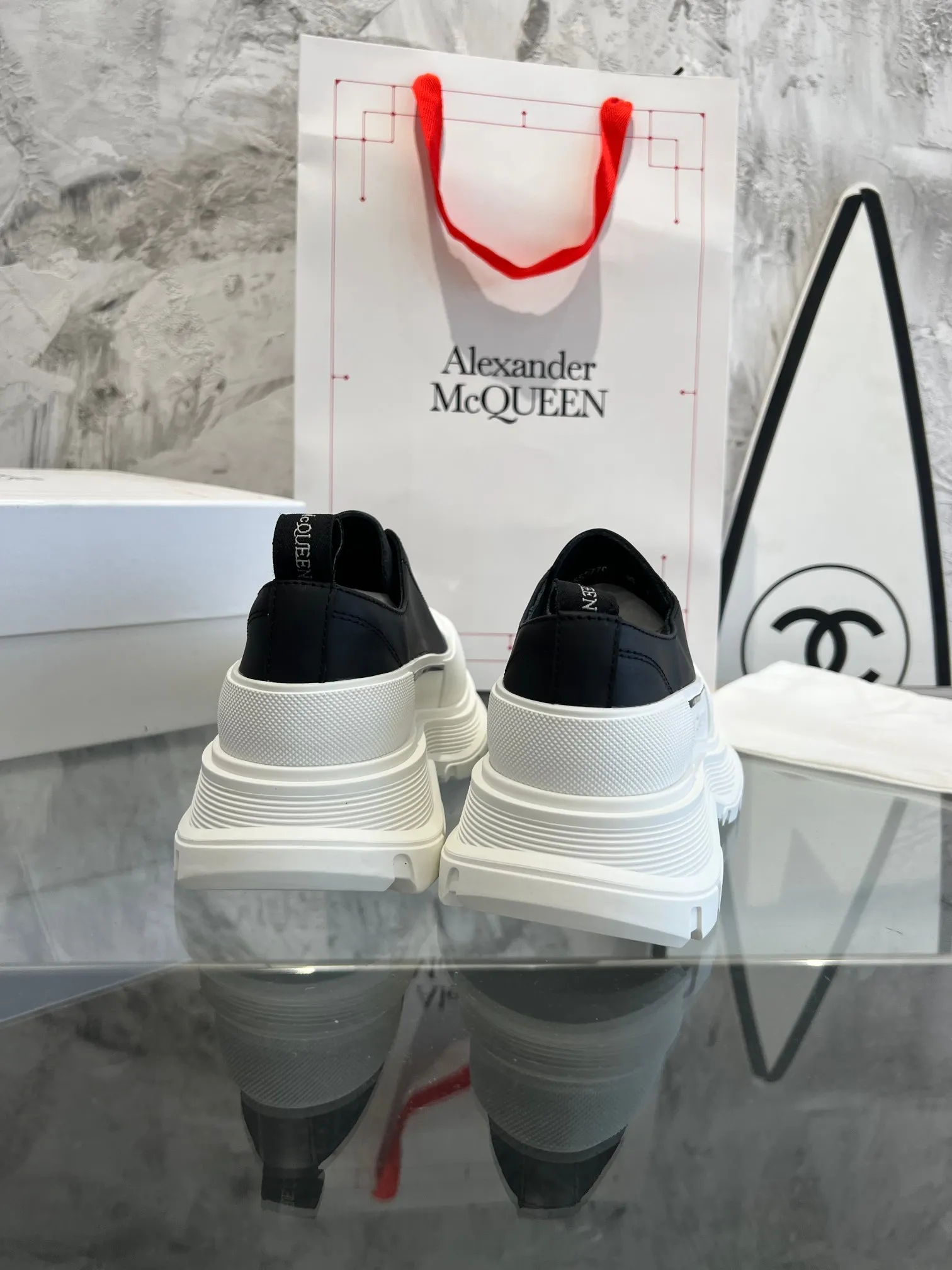 👟👟Ex-factory price 560👟👟 Women's shoes, women's clothing, men's size +10 Mc Queen, always in stock [Rose] McQueen [Rose] Dad shoes [Rose] ss early spring first release‼ ️‼ ️The latest Milan Fashion Week T-stage catwalk model, the unique and personalized design is very classy on the feet, and the round toe design allows the toes to be completely released. I spent a lot of money to buy multiple pairs of the originals and dismantled them and made replicas. Many celebrities such as Guli Nazha, Wu Lei, and Internet celebrity bloggers have endorsed Xiaohongshu’s popular products, and the products are sold out at the counters! Fabric: Imported cowhide fabric Lining: Imported silk sheepskin Foot: Imported silk sheepskin Size: 35-40 for women and 40-44 for men Packing: Original full set of packaging Outsole: 5 cm higher, top original version